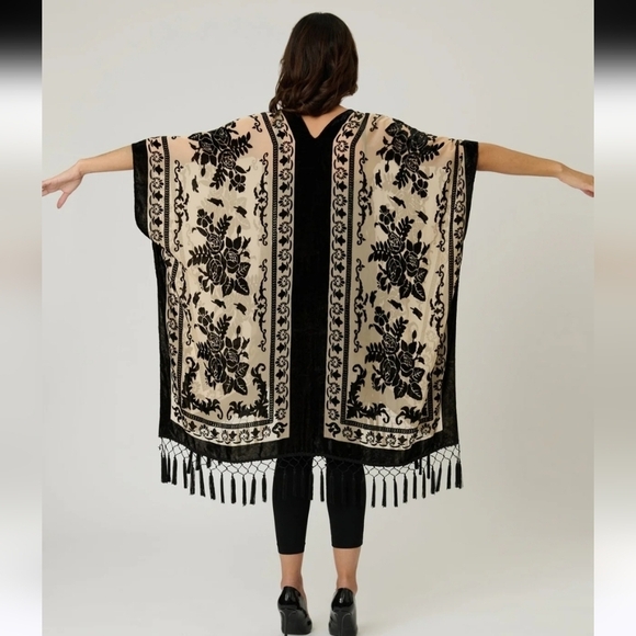 Other - EUC BOUTIQUE IVORY & BLACK VELVET TAPESTRY TASSEL KIMONO SZ OS